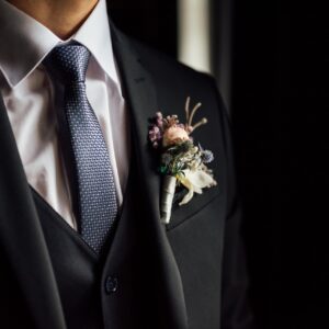 結婚式のスーツ色選びのポイントとベストコーディネート
